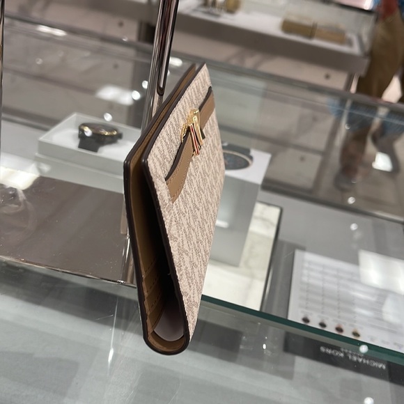 MICHAEL KORS
Reed Large Snap Signature Wallet
Style: 35S3G6RE3B
Camel Multi NWT - Picture 12 of 16